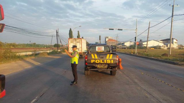 Gatur Lalin Pagi: Polsek Deket Gelar Commander Wish di JLU Timur Demi Kelancaran Aktivitas Pekerja