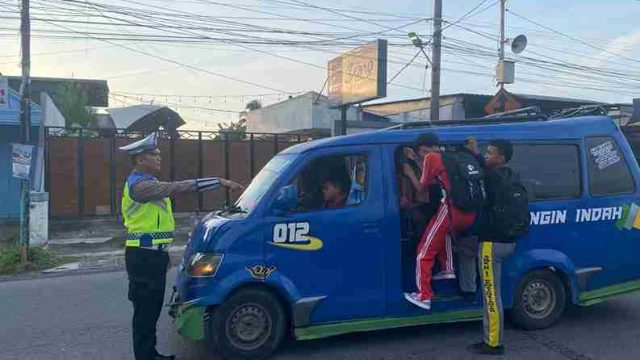 Satlantas Polres Pematangsiantar Perketat Edukasi Keselamatan, Sopir Angkutan Umum Diingatkan Larang Penumpang Bergelantungan