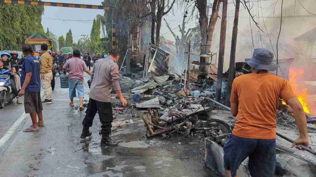 Api Melalap Bangunan Semi Permanen di Jembatan Babat-Widang, 7 Mobil Damkar Lamongan Bojonegoro dan Tuban Dikerahkan