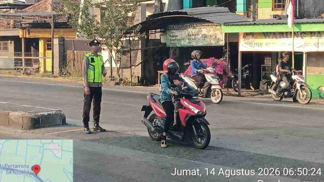 Commanderwish Pagi Polsek Deket Bantu Warga Menyeberang di Simpang Tiga Nginjen, Antisipasi Kecelakaan Lalu Lintas