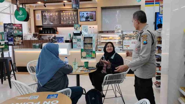 Patroli Malam Polsek Deket Sambangi Minimarket, Pengunjung Diimbau Waspadai Barang Bawaan