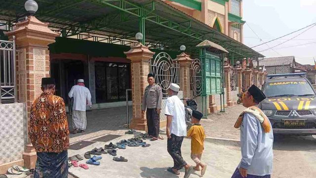 Polsek Sarirejo Amankan Salat Jumat di Masjid Baitur Rahman, Pastikan Ibadah Berjalan Aman dan Kondusif