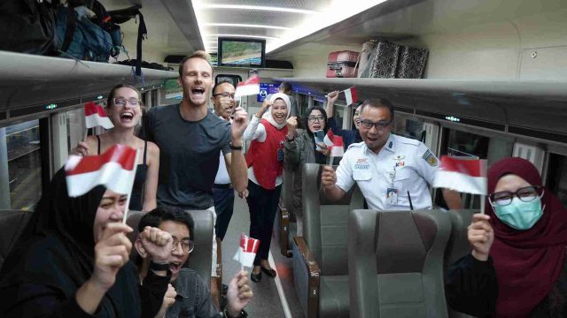 HUT ke-81 RI, KAI Daop 8 Surabaya Semarakkan Perjalanan Penumpang dengan Nuansa Kemerdekaan