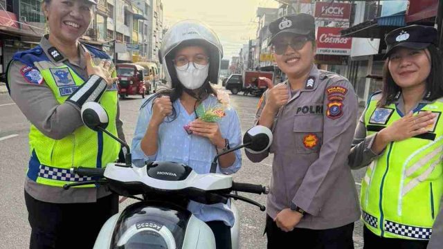 Rayakan HUT Polwan ke-78, Polwan Polres Pematangsiantar Sapa Pengendara dengan Bunga dan Cokelat