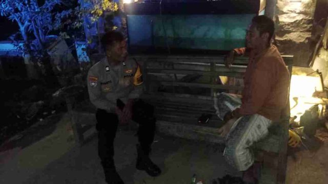 Patroli Dialogis Polsek Karangbinangun Sambangi Warung Kopi, Antisipasi 3C dan Gangguan Kamtibmas Lamongan