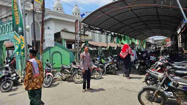 Polsek Solokuro Gelar Pengamanan Sholat Jumat di Masjid Jami’ Payaman, Pastikan Ibadah Berlangsung Aman dan Khusyuk