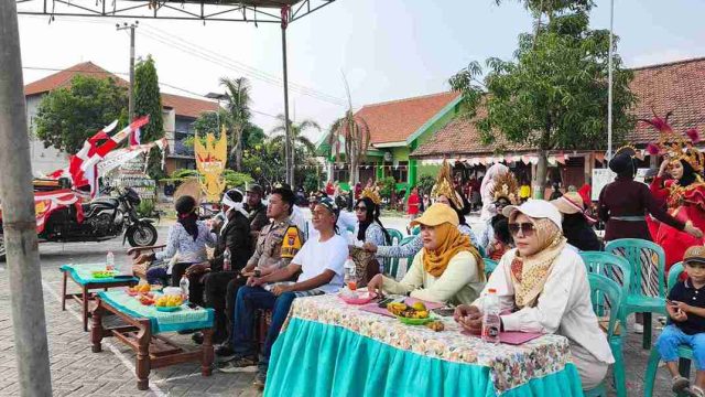Bhabinkamtibmas Polsek Deket Hadiri Karnaval dan Pentas Seni HUT RI di Desa Pandanpancur Lamongan 