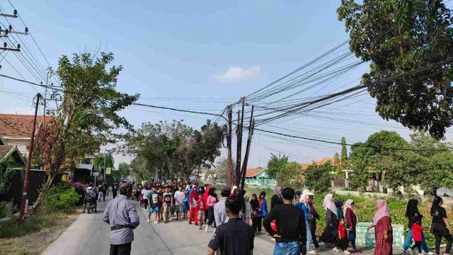 Polsek Deket Atur Arus Lalu Lintas, Antisipasi Kemacetan Akibat Jalan Sehat Desa Sugihwaras Lamongan