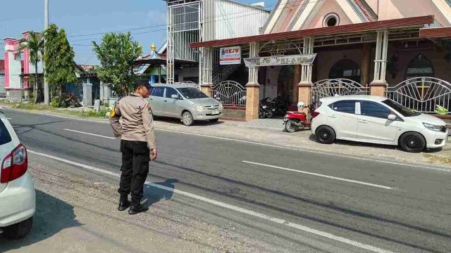 Polsek Kembangbahu Lamongan Perkuat Pengamanan Ibadah Minggu di GKJW Desa Pelang, Jemaat Beribadah Aman dan Nyaman