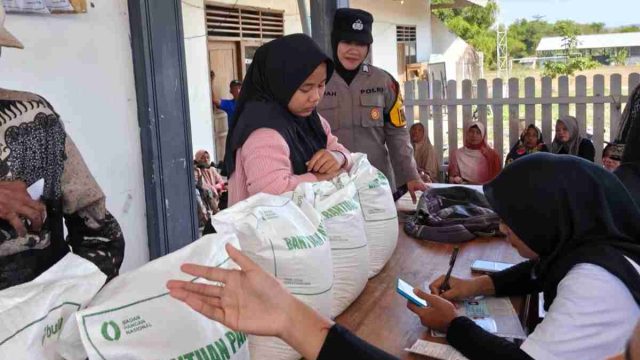 Polsek Kembangbahu Pantau Penyaluran Bantuan Pangan Bulog di Desa Tlogoagung, 419 KPM Terima Total 12.570 Kilogram Beras