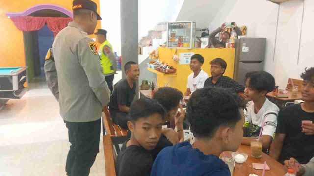 Kapolsek Solokuro Lamongan Sambangi Pemuda yang Nongkrong dan Main Biliar, Ingatkan Bahaya Narkoba dan Judi Online