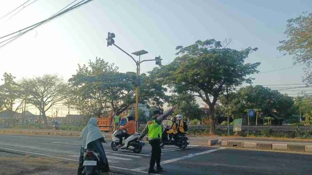 Commander Wish Polsek Pucuk, Hadir Amankan Aktivitas Pagi Pelajar dan Pengguna Jalan