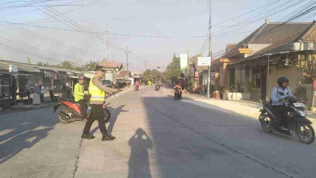 Polsek Kembangbahu Gelar Pengaturan Lalu Lintas Pagi, Antisipasi Kepadatan di Titik Rawan