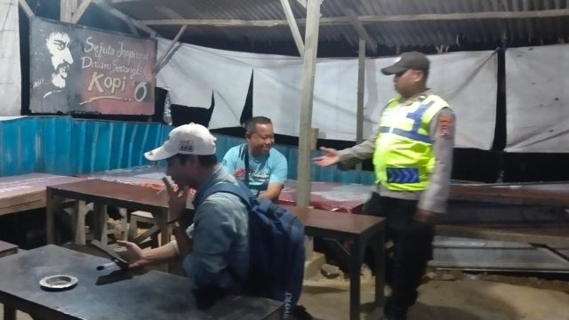 Cegah Curanmor dan Hoaks, Polsek Kembangbahu Lamongan Gelar Patroli Dialogis ke Warung Kopi hingga Pertokoan