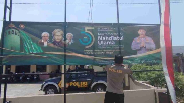 Polsek Sarirejo Lamongan Pasang Banner Muktamar NU ke-35, Ajak Masyarakat Sukseskan Kegiatan