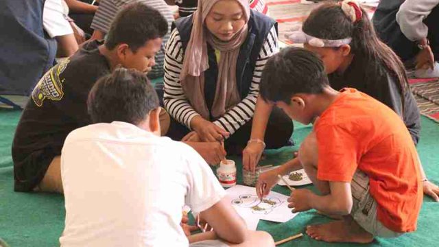 Jagawana 5.0 BEM Unair Ajak Anak Mojokerto Berkarya Lewat Kolase Biji-Bijian