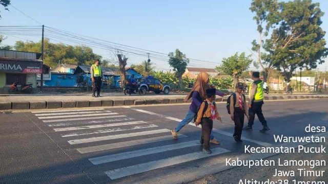 Commander Wish Polsek Pucuk Hadir di Titik Rawan, Bantu Pelajar dan Atur Lalu Lintas Pagi