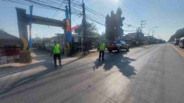 Polsek Deket Atur Lalu Lintas di Jalur Lamongan-Gresik, Pastikan Aktivitas Warga Lancar