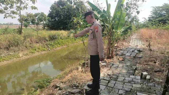 Patroli Kewilayahan, Polsek Sarirejo Pantau Debit Air Embung dan Persawahan Antisipasi Bencana