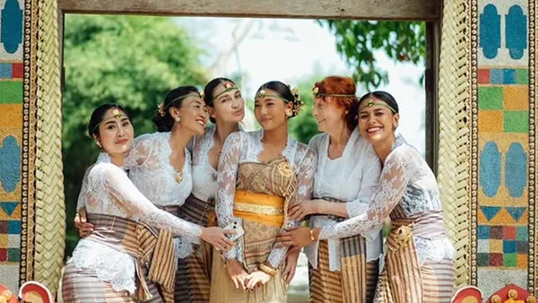 Luna Maya Tampil Anggun Saat Dampingi Keponakan Jalani Menek Kelih di Bali