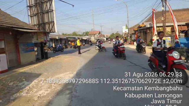 Antisipasi Kemacetan Pagi, Kapolsek Kembangbahu Pimpin Pengaturan Lalu Lintas