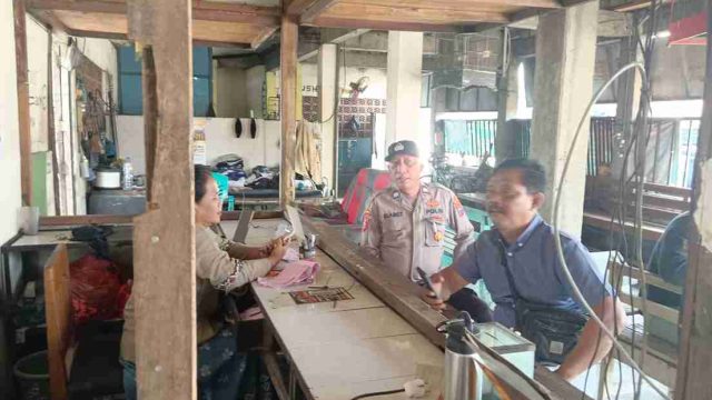 Sambangi Warga di Warung Kopi, Polsek Pucuk Lamongan Sampaikan Pesan Kamtibmas