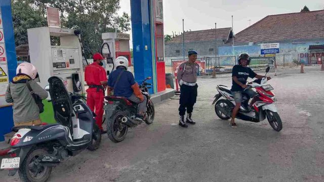 Patroli ke SPBU, Polsek Pucuk Ingatkan Warga Waspadai Pencurian dan Uang Palsu