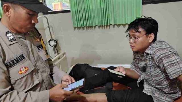 Quick Response Polsek Solokuro Evakuasi Korban Kecelakaan Tunggal di Jalan Raya Takerharjo