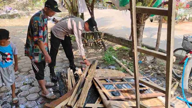 Quick Response Polsek Solokuro Bersama Damkar dan Warga Padamkan Kebakaran Rumah di Takerharjo