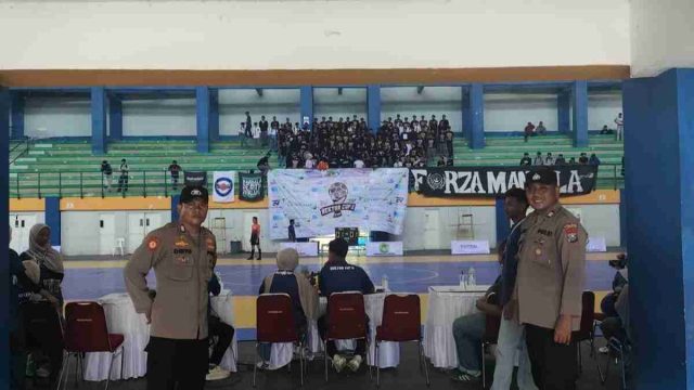 Polsek Lamongan Kota Amankan Turnamen Futsal Rektor Cup II Unisla, Pertandingan Berjalan Kondusif