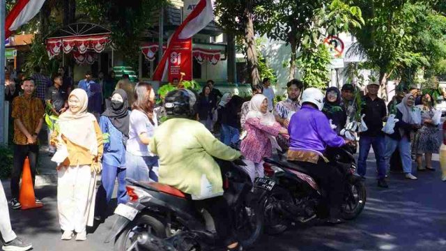 Perhutani Jatim Bagikan Bibit Durian hingga Trembesi di Surabaya, Ajak Warga Hijaukan Lingkungan