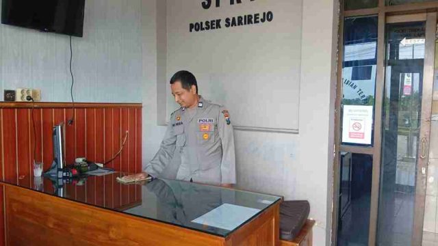 Serah Terima Tugas Jaga, Polsek Sarirejo Cek Senpi dan Inventaris Mako