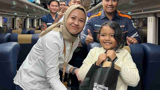 Hari Pelanggan Nasional, KAI Daop 8 Surabaya Sapa dan Beri Suvenir untuk Penumpang