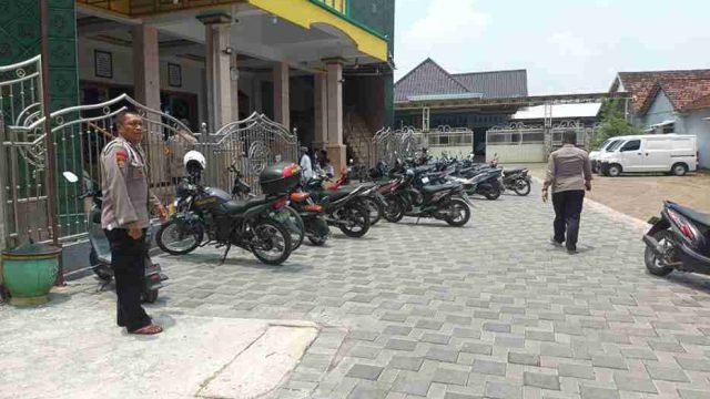 Polsek Kembangbahu Gelar Jumling dan Pengamanan Shalat Jumat, Pastikan Kamseltibcarlantas serta Keamanan Kendaraan Jamaah