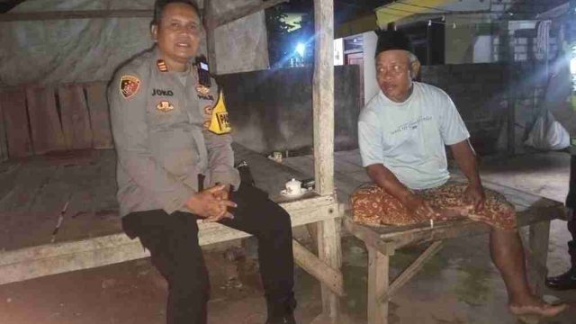 Sambangi Tokoh Masyarakat Desa Tebluru, Kapolsek Solokuro Ajak Warga Wujudkan Kamtibmas 