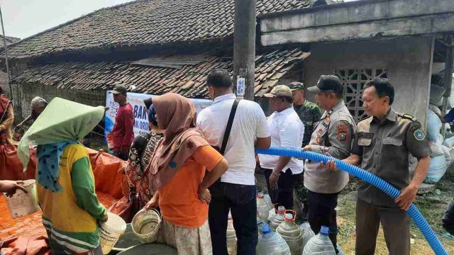 Polsek Sarirejo Hadiri Penyaluran Bantuan Air Bersih SMSI Lamongan untuk Warga Walangkopo, Pastikan Berlangsung Aman