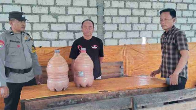 Wujudkan Harkamtibmas, Polsek Kembangbahu Amankan 30 Liter Tuak dari Warung di Desa Lopang