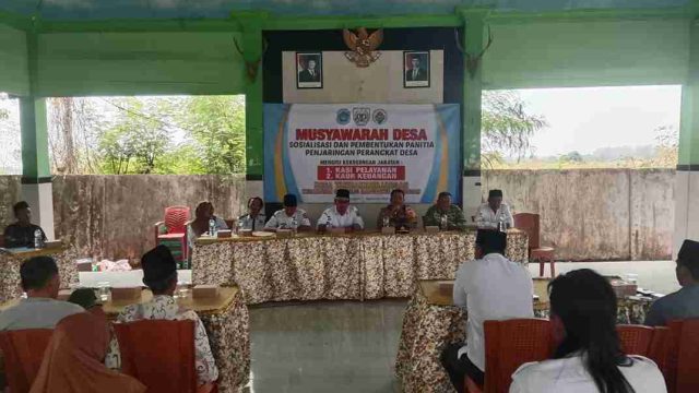 Kapolsek Sarirejo Hadiri Sosialisasi dan Pembentukan Panitia Penjaringan Perangkat Desa Tambakmenjangan