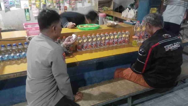 Sambangi Warga di Warung Kopi, Polsek Karangbinangun Sampaikan Pesan Kamtibmas dan Antisipasi 3C