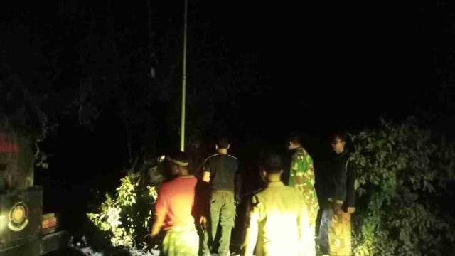 Polsek Karangbinangun Bersama Petugas Gabungan Padamkan Api di Lahan Bambu Desa Palangan