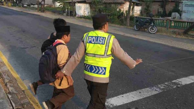 Jaga Keselamatan Pelajar, Polsek Pucuk Atur Lalu Lintas di Kawasan Sekolah