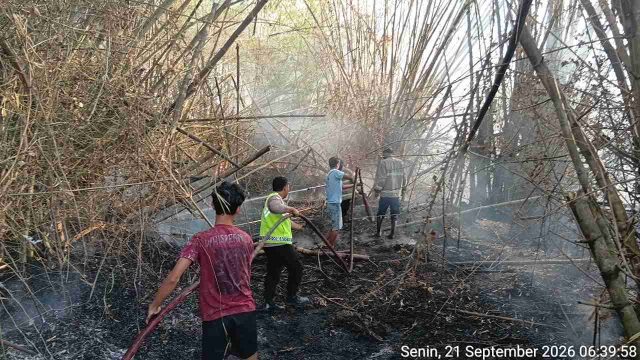 Dua Kebakaran Terjadi di Lamongan, Polisi dan Damkar Bergerak Cepat Cegah Api Meluas
