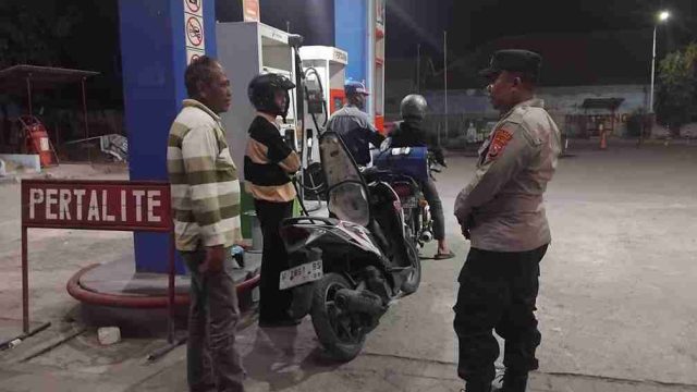 Cegah Gangguan Kamtibmas, Polsek Pucuk Tingkatkan Patroli di SPBU Karangtinggil