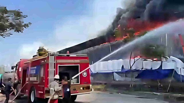 Pabrik Kayu di Lamongan Terbakar, 7 Bangunan Hangus-Kerugian Ditaksir Rp10 Miliar