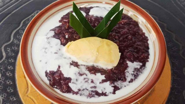 Bubur Ketan Hitam Durian, Sajian Tradisional dengan Kuah Santan yang Legit dan Harum