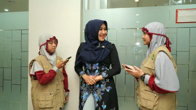 Jurnalis Cilik SD Muhammadiyah 6 Surabaya Wawancarai Ning Lia, Obrolan Mengalir dari Cita-Cita hingga Karya