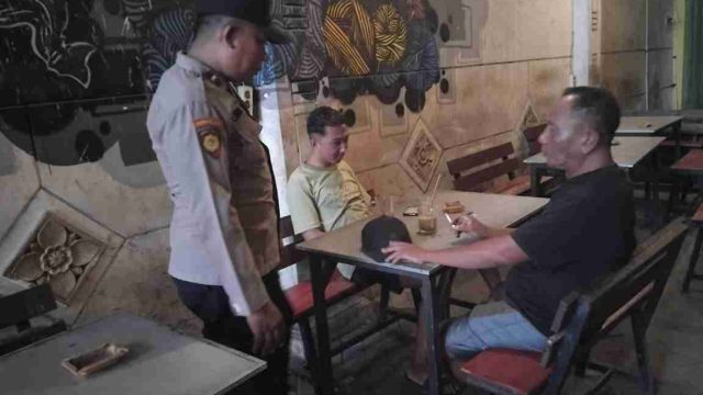 Sambangi Warung Kopi, Polsek Pucuk Ajak Warga Jaga Kerukunan dan Cegah Gangguan Kamtibmas