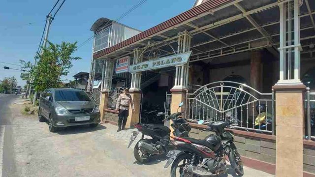Polsek Kembangbahu Amankan Kebaktian Minggu di GKJW Pelang, Pastikan Jemaat Beribadah dengan Aman dan Nyaman