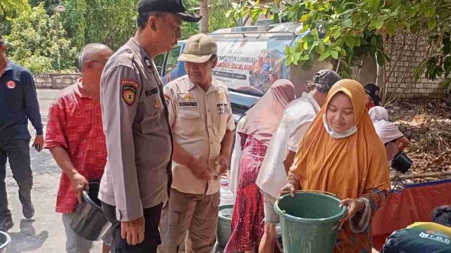 Polsek Karangbinangun Amankan Distribusi Enam Tangki Air Bersih untuk Warga Desa Kuro