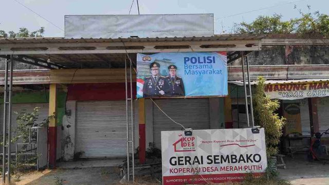 Polisi Bersama Masyarakat, Polsek Sarirejo Pasang Banner di Pasar Desa Gempoltukmloko